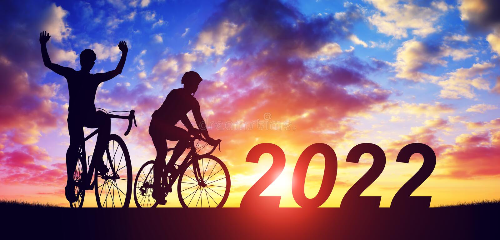 silhouette des cyclistes à vélo au coucher du soleil concept nouvel en avant vers la nouvelle année de vacances 207542825